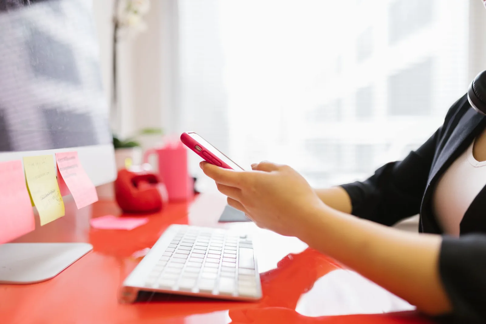 Arbeitsplatz reinigen: Schreibtisch, Tastatur, Telefon