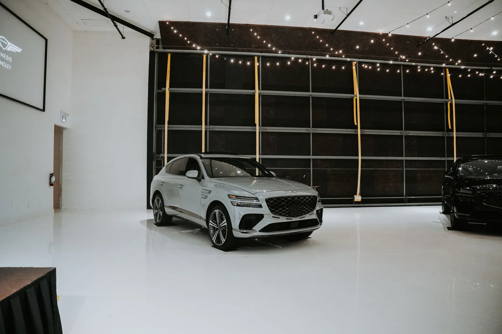 Autohaus reinigen: Showroom, Werkstatt, Glasfront