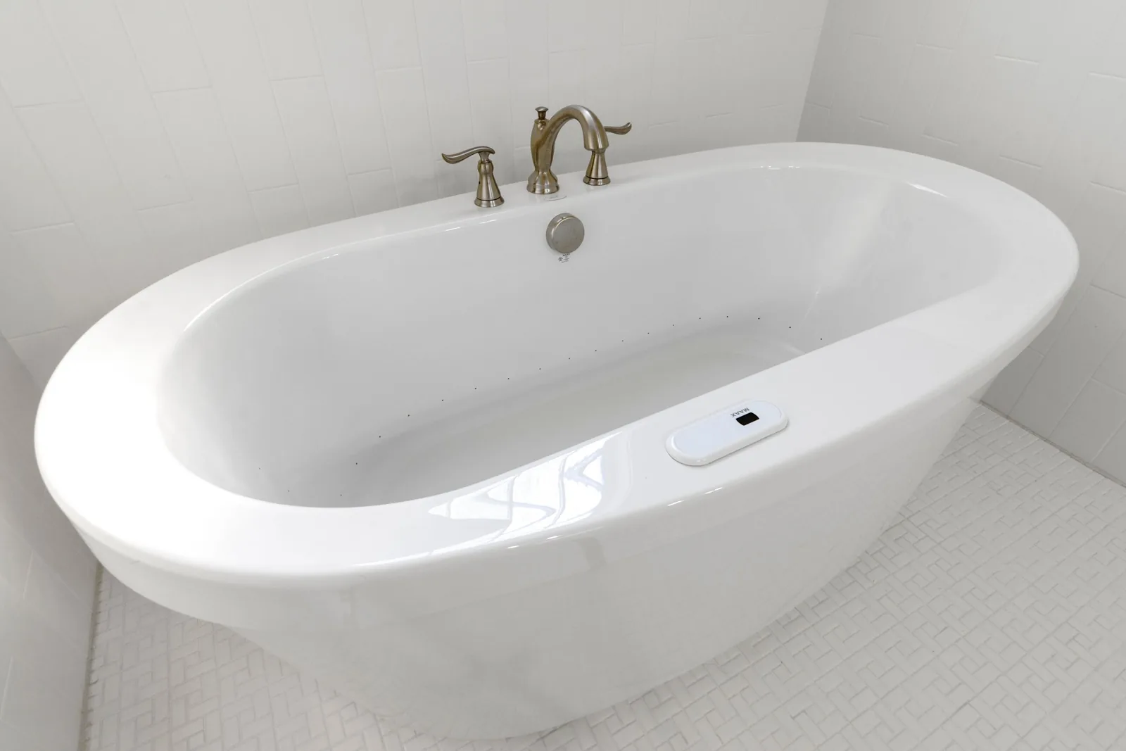 Badewanne reinigen: Emaille, Acryl, Stahl