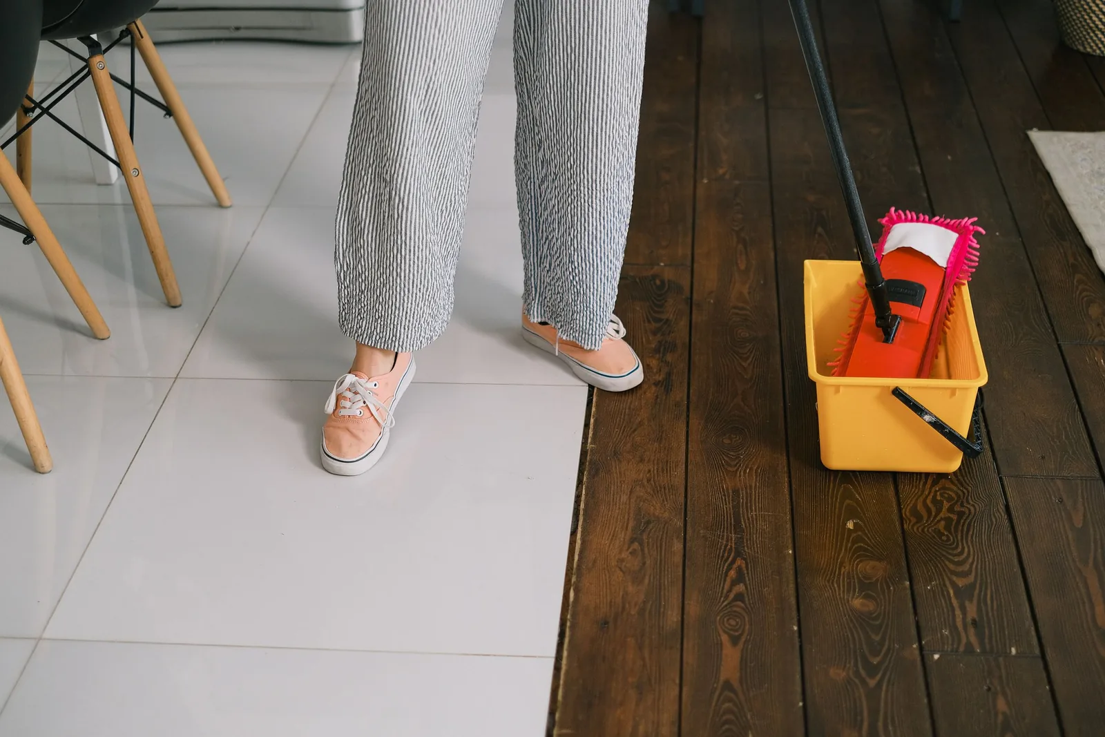 Böden richtig wischen: Parkett, Laminat, Fliesen, Vinyl