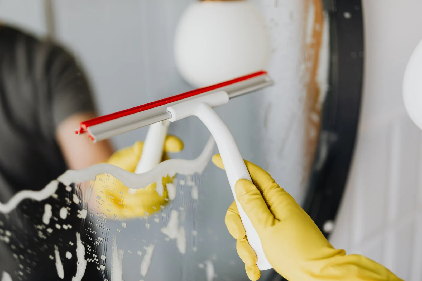 Fenster streifenfrei putzen: So machen es die Profis
