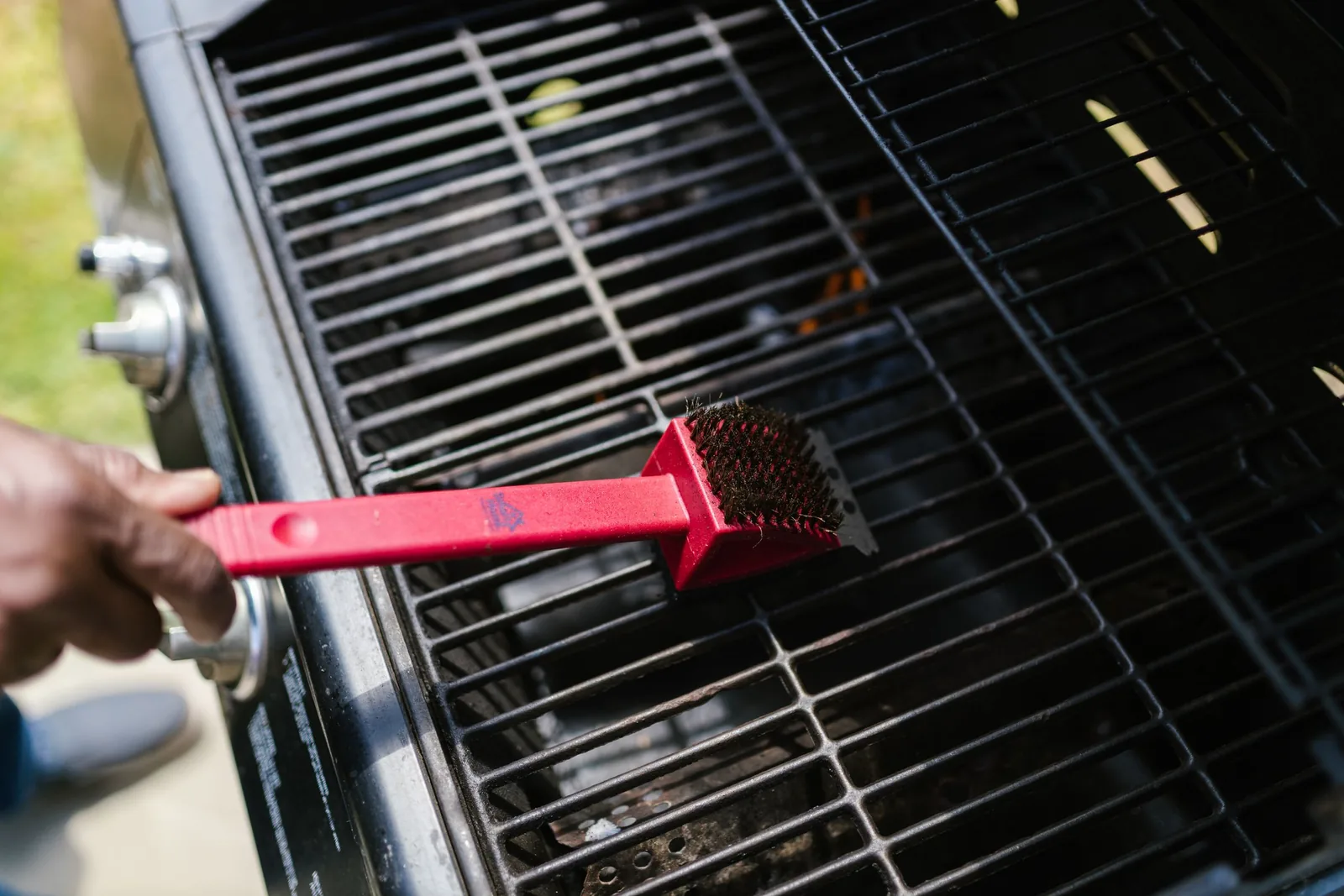 Grill reinigen zum Saisonstart