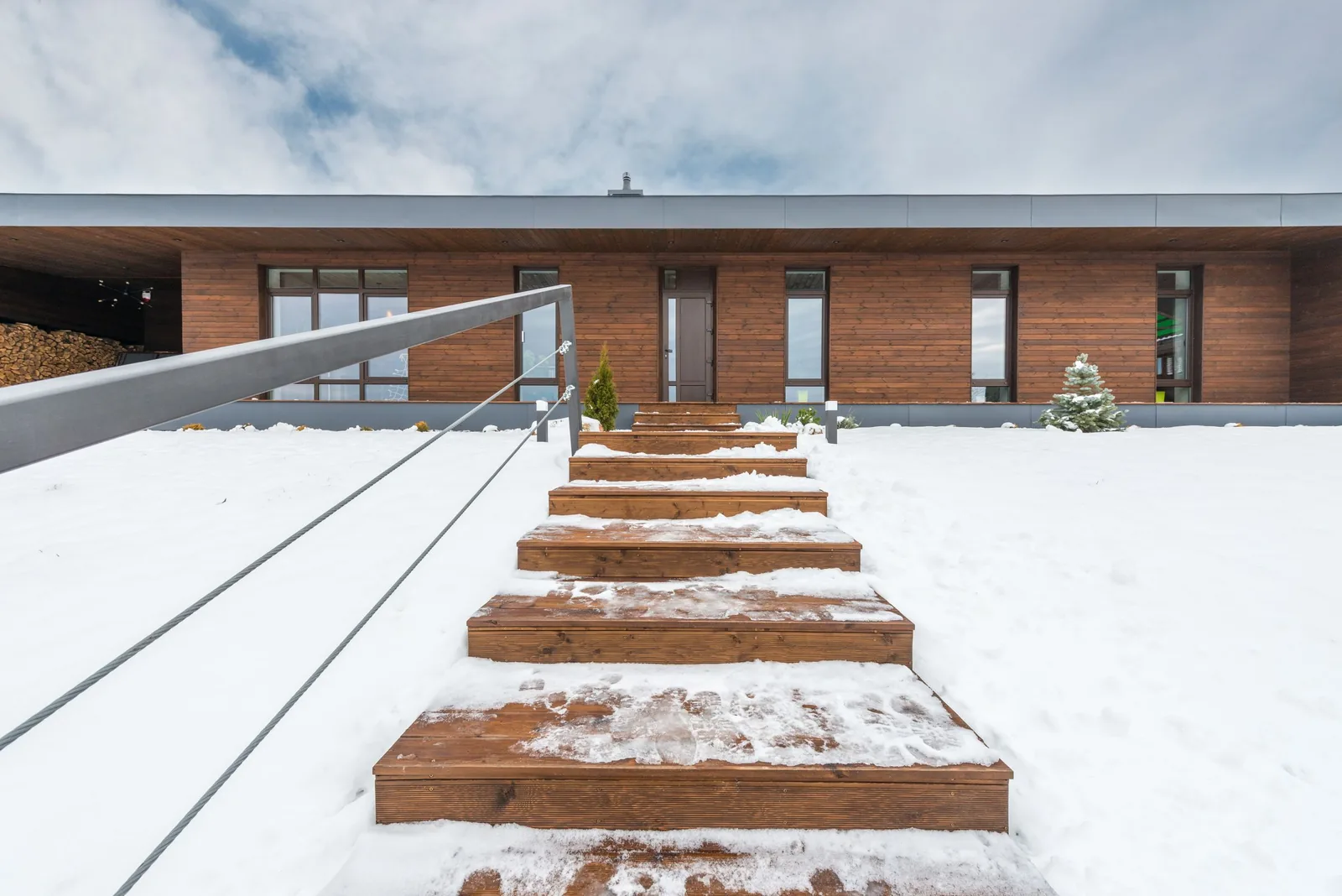 Streusalz und Splitt: Böden im Winter schützen