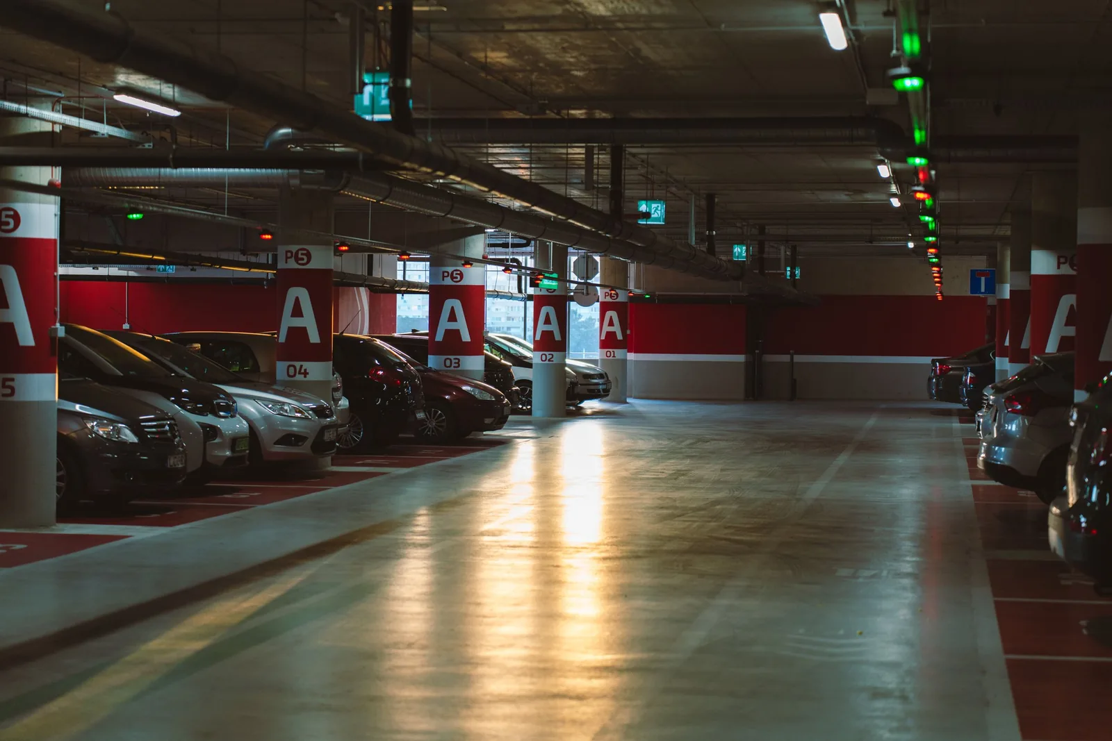 Tiefgarage reinigen: Kehrmaschine, Ölflecken, Streusalz